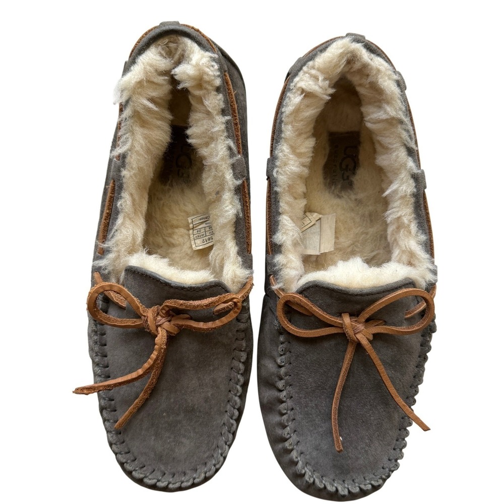 UGG Dakota Moccasin Slippers Womens Size 7 Gray Shearling Lined Leather Cozy
